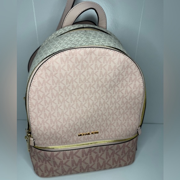 🤍💗Michael Kors Blush and Cream Logo Backpack💗🤍 - Picture 3 of 9